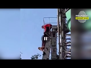 porn сорвалась с колеса обозрения в парке аттракционов hd