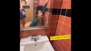 porn школьники на перемене пошли потрахались в туалете hd