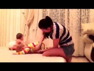 porn молодая мама переодевает близнецов 6 sec hd