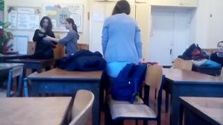 porn школьница в короткой юбке показала попу в трусиках в школе hd