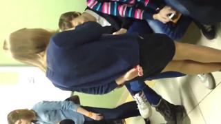 porn одноклассник задрал юбку однокласснице школьнице и показал всем трусики в колготках hd