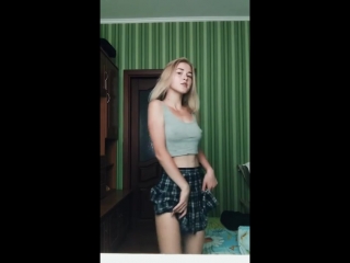 porn школьница в юбке танцует на камеру показывает грудь и попу hd