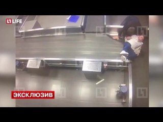 porn слабонервным не смотретькамеры зафиксировали как девочке зажало руку на транспортёрной ленте в аэропорту hd