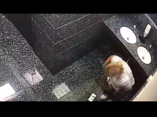 porn на камеры попало как женщины справляют нужду в раковину торгового центра в сочи hd