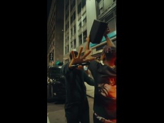 porn фанат дождался travis scott на улице чтобы лючить ему свою песню hd