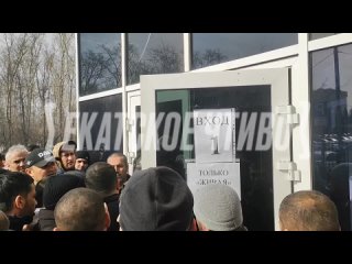 porn мигрантам раздают повестки в здании гибдд екатеринбурга иностранные специалисты приехали сюда чтобы поменять hd