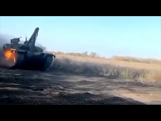 porn т 90 после прилета в него fpv дрона смог выполнить свою боевую задачу и уйти в тыл для ремонта hd