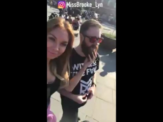 porn девушка трогает бороды незнакомцев и снимает это на видео hd
