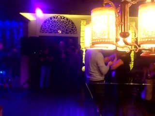 porn 25 января 2014 парень сделал своей девушке предложение руки и сердца на сцене hd