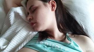 porn трахнул спящую в отеле и кончил на её киску hd