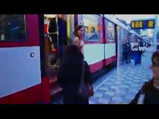 porn обнаженная девушка едет на работу на общественном транспорте hd