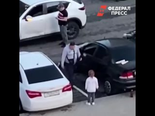porn отец посадил дочку за руль а затем ударил когда она въехала в другой автомобиль hd