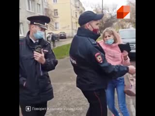 porn в каменске уральском полиция жестко скрутила женщину за то что она зашла в магазин без маски hd