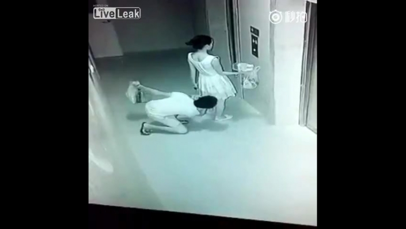 porn озабоченный японец заглядывает девушке под юбку hd