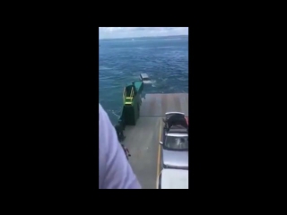 porn автомобиль уехал с парома в море во время переправы hd