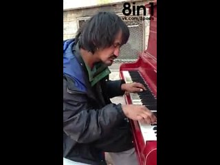 porn бездомный на улице великолепно играет на пианино homeless man on the street plays beautifully hd