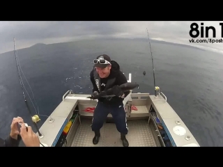 porn мужик поймал тунца держит его пока его пытаются сфотографировать funny selfie with tuna hd