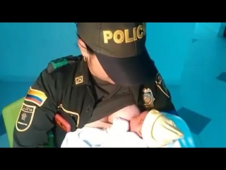 porn офицер полиции кормит грудью найденного малыша hd