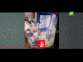 porn подошел сзади развернул и ударил по лицу странный поступок мужчины зафиксировала камера видеонаблюдения в магазине hd