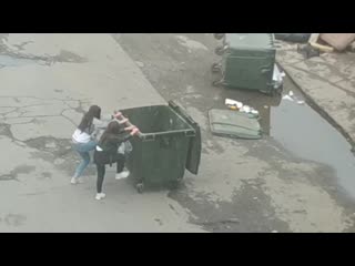 porn жесть в петрозаводске драка девушек с контейнерами hd