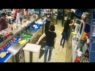 porn испанская официантка пяткой отбила в раковину падающий стакан hd