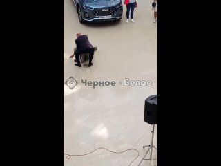 porn охранник жестко выпроводил пенсионера из торгового комплекса hd