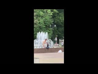 porn голая тулячка купается в фонтане hd
