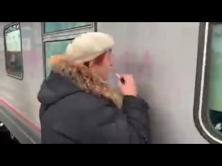 porn бабка поцелуями написала ура на вагоне поезда который приехал в севастополь hd