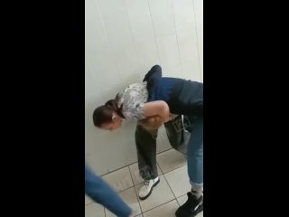 porn в красноярском крае школьница приняла другую девочку за участницу ч редан и напала на нее hd