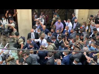porn президент франции эмманюэль макрон в окружении десятков военных сотрудников охраны и сотен протестующих с трудом hd