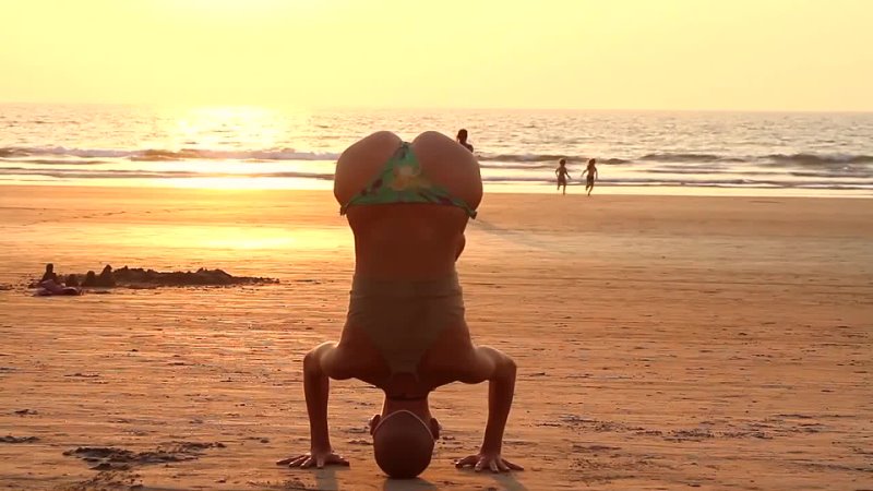 porn yoga sex on the beach эту девушку я увидел на пляже и незаметно начал снимать потом она увидела меня но ничего не hd