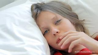 porn красивая бледная 18 летняя девчонка ласкает себя hd