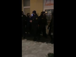 porn вчера собрались на площади перемен чтобы почтить память романа бондаренко но туда приехали каратели один человек hd