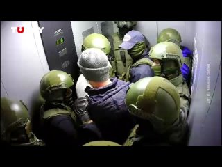 porn бандиты везут задержанного на площади перемен 15 ноября один из них ударил мужчину в лицо hd