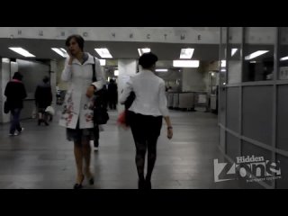 porn классная съёмка скрытой камерой в метро снимают под юбками женщин hd