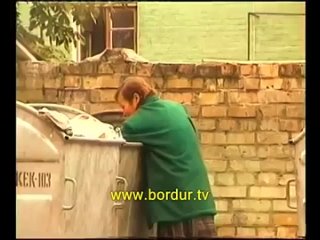 porn скрытая камера бомж в мусорном баке поспать не дают hd