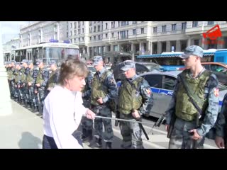 porn женщина жестко отчитала сотрудников росгвардии на шествии в москве hd