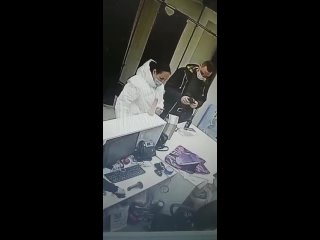 porn женщина решила проверить на стойкость резиновый фаллоимитатор прям в пункте выдачи hd