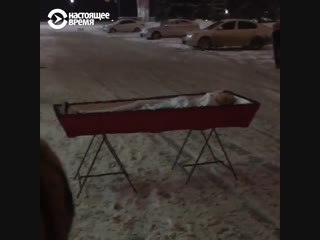 porn женщина привезла гроб с покойником к зданию правительства в самаре hd