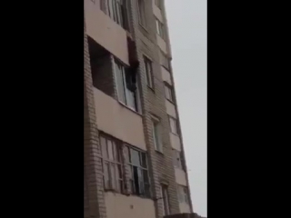 porn молодые смеялись над женщиной висевшей на балконе четвертого этажа hd