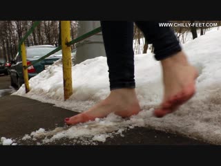 porn обнаженные девичьи ножки на белом снегу розовые от холода hd