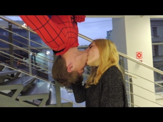 porn пранк сексуальный поцелуй человека паука prank sexy kiss of a spider man hd
