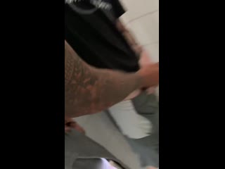 porn desconocido entra al baño y me agarra el ganso y se lo pone en la boca de una se termina tragando to hd