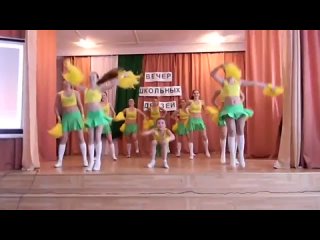 porn красивые девушки встают на мостик в белых гольфах hd