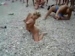 porn голая девушка позирует перед восторженной толпой hd