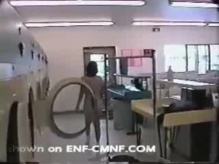 porn настоящее nip женщина ходит совершенно голой в прачечной hd