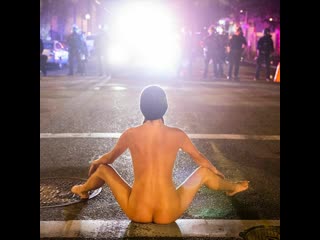 porn голая афина занимается йогой перед ощетинившимися полицейскими портленд сша 2020г hd