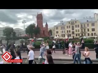 porn сотни протестующих с цветами пришли к дому правительства а минске hd