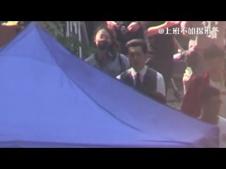 porn zhuyilong baiyu 1921 чжу илун бай ю появились на съемочной площадке в белых рубашках и жилетах hd