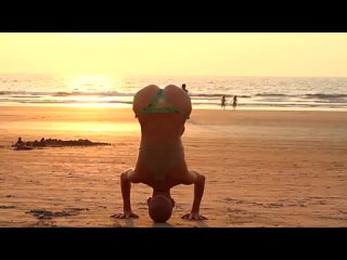 porn yoga sex on the beach эту девушку я увидел на пляже и незаметно начал снимать потом она увидела меня но ничего не hd